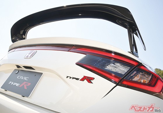 リアウィングは取り付け角度や形状を徹底的に検証。ウィングステーは軽量なアルミダイキャスト製だ