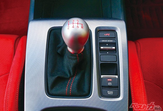 高剛性シフトノブが走る喜びをより高めてくれる。シフトリンクはタイプR専用で、4→5速など斜め操作時の滑らかさも追求している