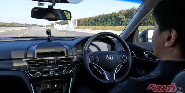 自動運転とは言っても、現状はあくまで運転支援機能の延長感が否めない。写真は、「ハンズオフ機能付高度車線変更支援機能」の実演 