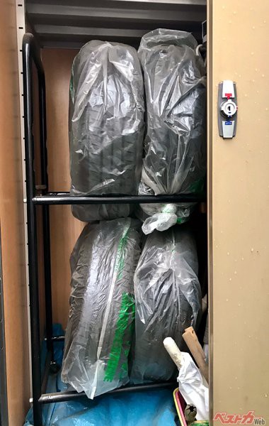 ホイールに組んだ状態で外したタイヤは、エアをしっかりと充填した状態で、タイヤラックに立てて保管するようにすることで、変形などのトラブルを避けられる