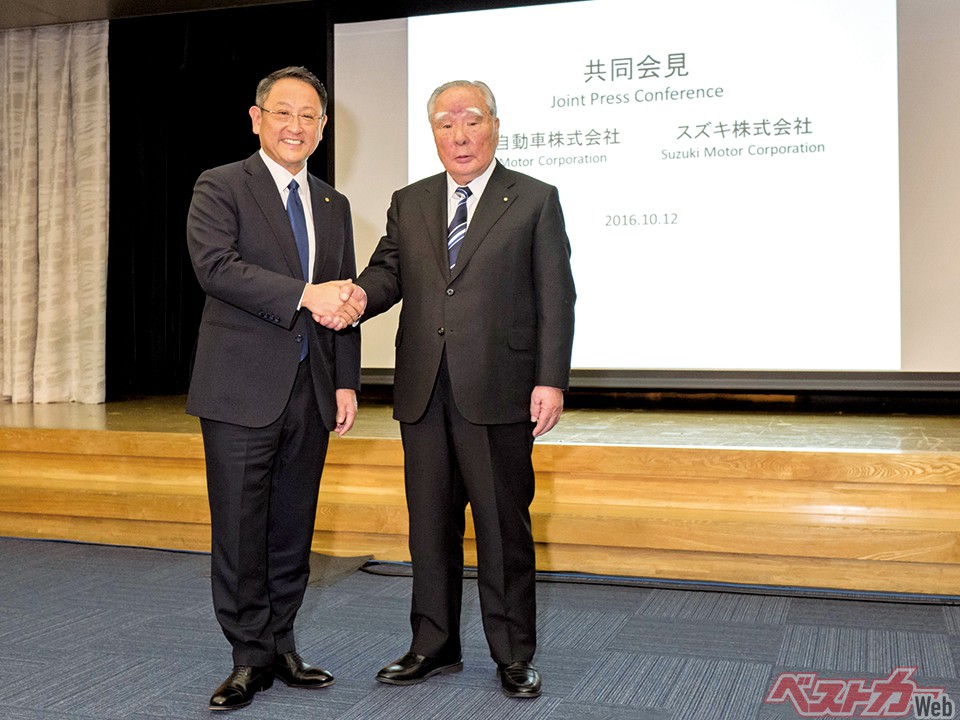 2019年トヨタとスズキが資本提携に踏み切ったのは、鈴木修会長（当時）と豊田章男社長、二人の信頼関係があってこその英断だった。（写真は2016年の「提携検討」を発表した時のもの）