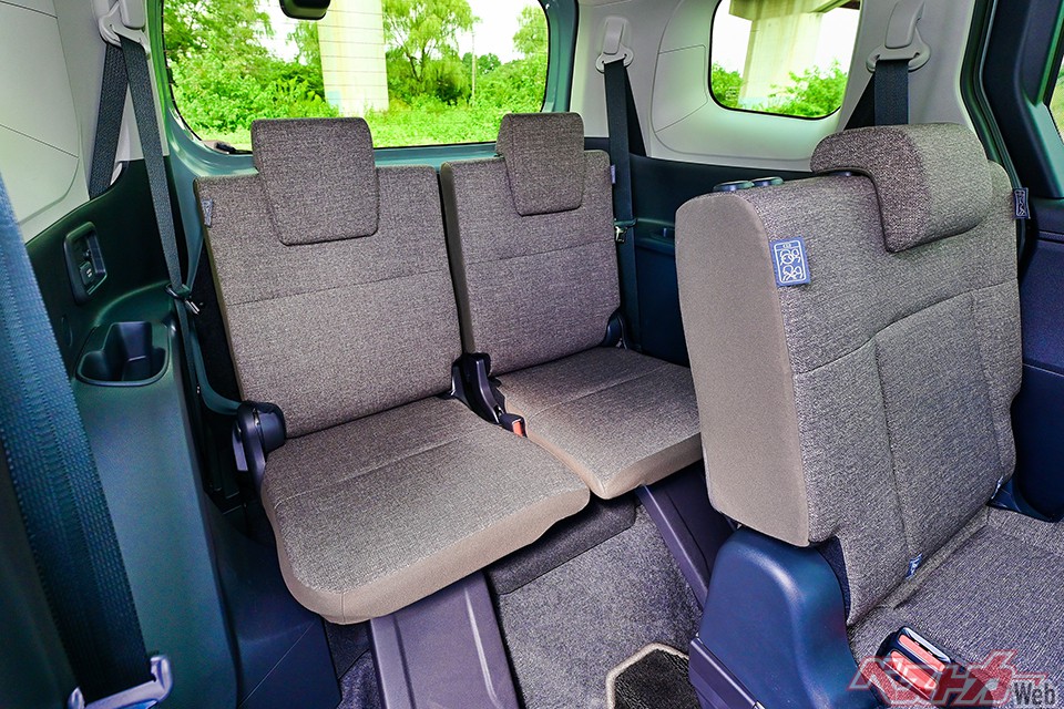 膝部にはあまり余裕がない3列目シートだが、着座姿勢がちょうどいい具合に収まり、身長170cmほどの人でもたまに座るなら問題なし