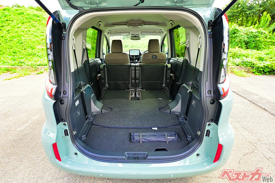 写真のように3列目も2列目もダイブダウンするのが特色。この状態なら荷室長は1525mmと劇的長さ!