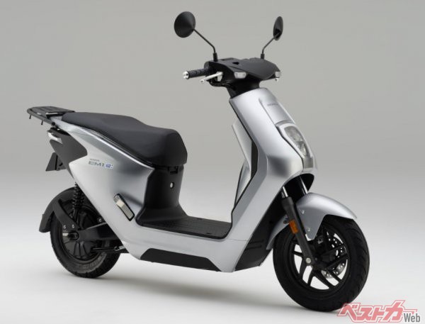 ホンダ初の一般向け電動バイク、EM1e:(50cc相当)は、来春に国内登場が噂されている。共通バッテリー交換ステーション「ガチャコ」の設置が始まったが、普及はまだまだ。当面ガソリン車の原付が必要だ
