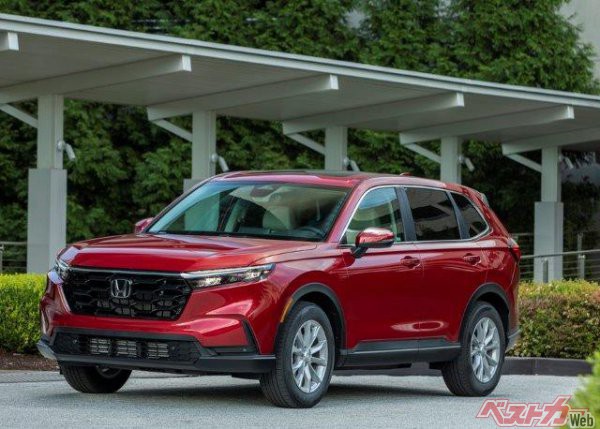新型FCEV(燃料電池車)のベース車になった6代目CR-V。日本市場では、2022年に5代目モデルの生産終了。6代目モデルは導入されていない。(全長4694×全幅1864×全高1692mm)