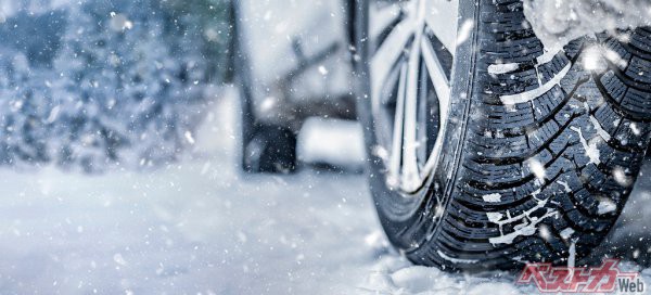 大雪が降るなか、エンジンを停止させたクルマの車内の寒さは想像以上。JAFの実験によると、エンジンを切った3時間後にはなんと氷点下にまで下がったそう（PHOTO:Adobe Stock_ alexanderuhrin）