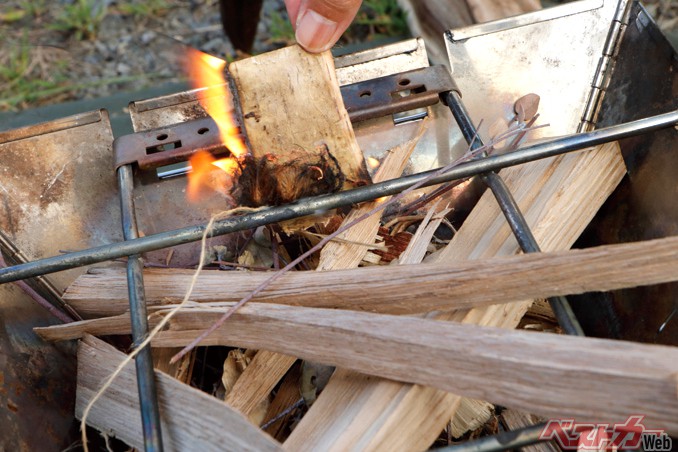 02-04「02-01」の火口の上に置き、の薪が熾きになるまで様子を見つつ、焚き付けを追加。