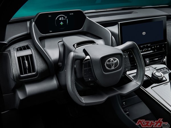 トヨタ bZ4Xのワンモーショングリップ。ステア・バイ・ワイヤシステムとして開発され、電子制御によってギア比が可変する