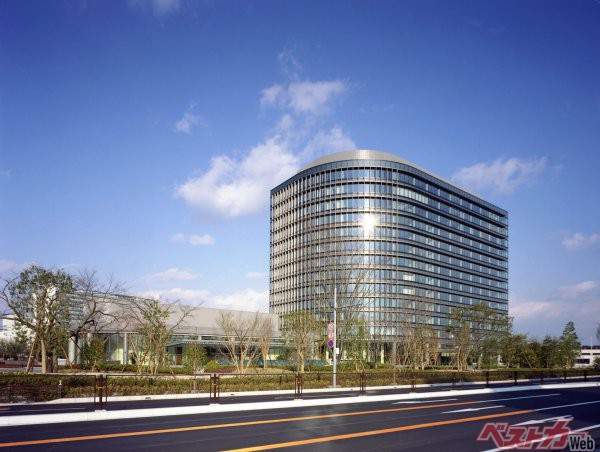 トヨタ町に立つトヨタの本社ビル。周囲に高いビルがないので非常に目立つ！