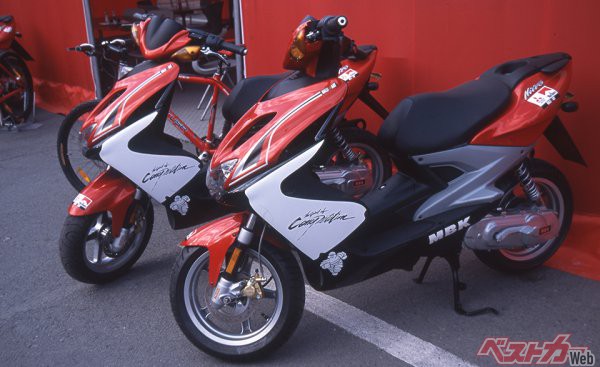 三菱チームのスクーターはランサーエボリューションと同じワークスカラーリングとなっていた