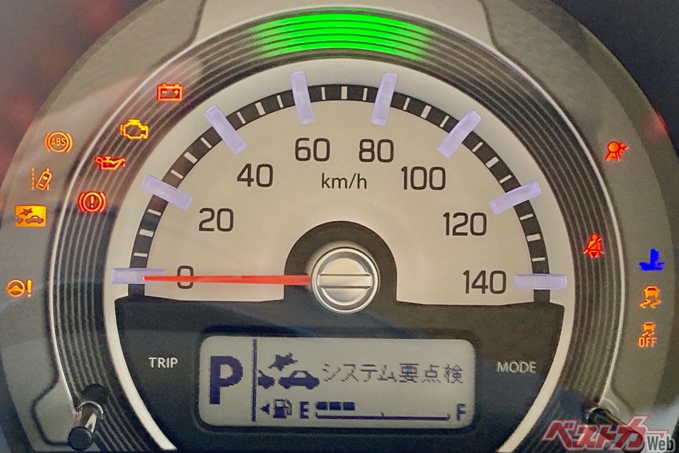 ギリOKじゃない!! 無視しちゃヤバい!! 即行でクルマを停めるべきアブない警告灯