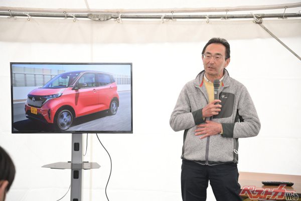 11月20日に開催された「ベストカー創刊45周年記念イベント」でサクラの魅力を来場者に解説する鈴木直也氏