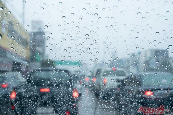 雨の日などは急制動をかけると国産主要メーカーのタイヤと格安タイヤとではかなりの差が出るというが……（jumnong@AdobeStock）