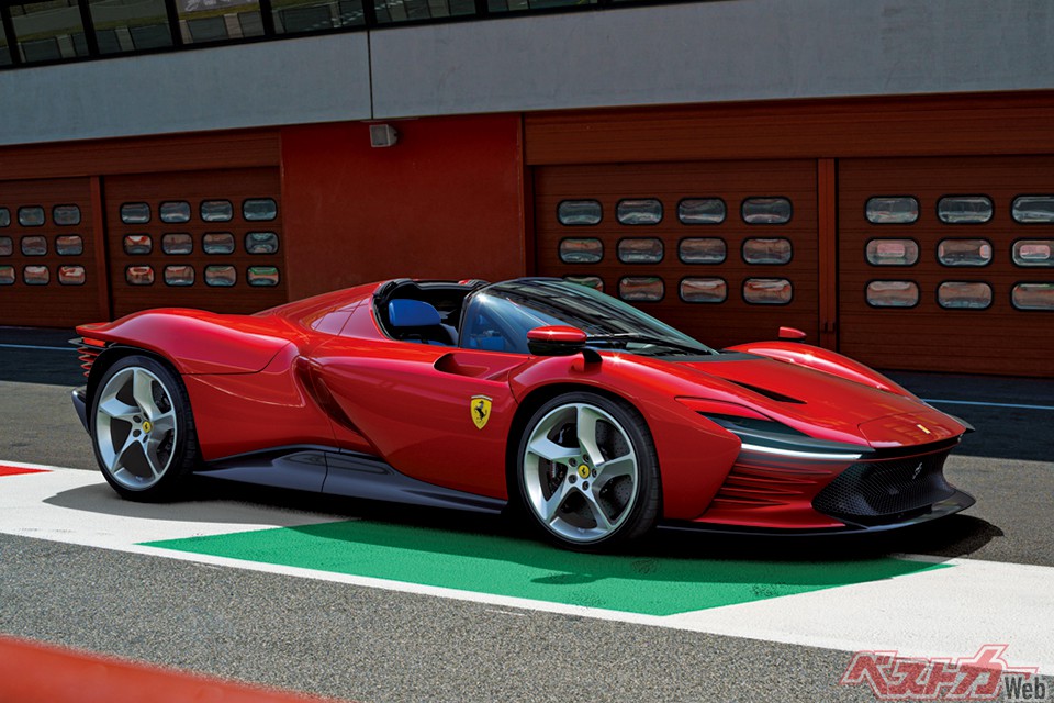 フェラーリ デイトナSP3。「世界で最も美しいスーパーカー」と評されたモデル。エンジンは852ps/71kgmを発揮