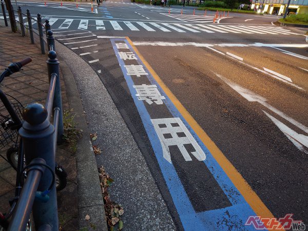 自動車レーンがあるのになぜ歩道を走るのか?違法なのか?それとも?