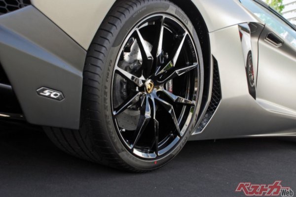 タイヤワックスは、シリコンをタイヤ表面にコーティングして、光沢や艶を出すために開発されたタイヤゴム専用のワックスで、水性と油性の2種がある（PHOTO：写真AC_チャコ）