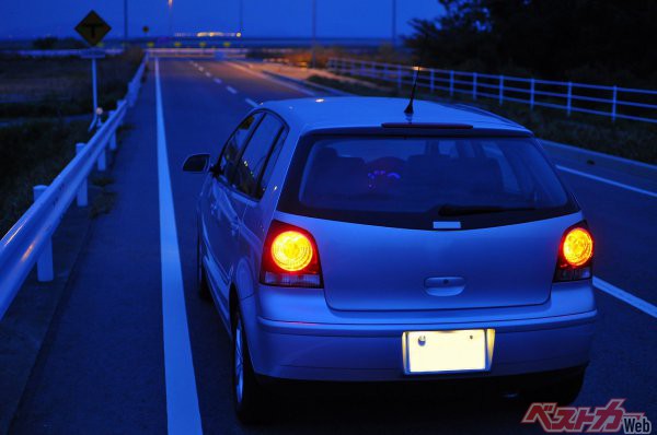 夜間のヘッドライトは、自車が周囲を把握するためであることはもちろんのこと、対向車や歩行者、二輪車に、自車の存在を気が付かせる役目も（PHOTO：写真AC_ソライロ）