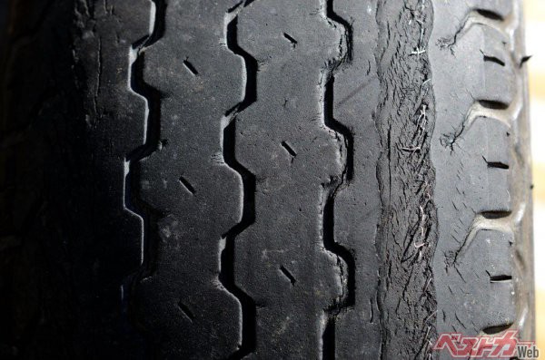 タイヤ表面のヒビについては小さなものについては問題なしだが、それが進展して大きなヒビになってしまった場合に問題となる（chihana＠AdobeStock）