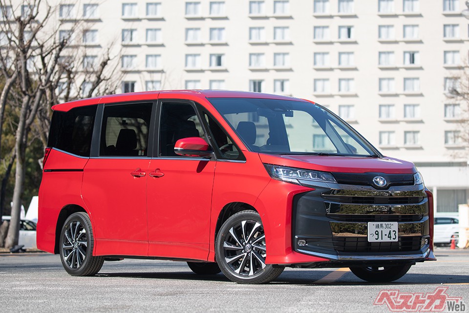 2022年1月に発売されたノア/ヴォクシーは好調な売れゆきを見せていて、ハイブリッド車の納期で2024年3月と、1年以上の納車待ちになっている