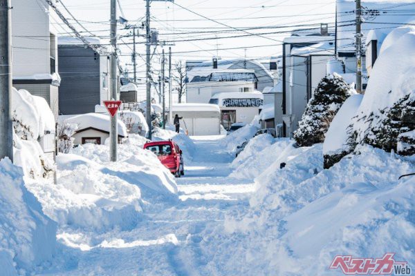 今シーズンも猛烈な寒波がたびたび襲ってきている日本列島。立ち往生になっても大丈夫なように冬のドライブ時にはあらかじめ備えておきたいものだ（tkyszk＠AdobeStock）