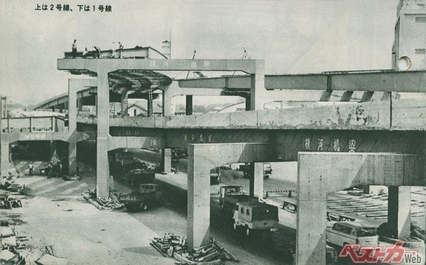 建設当時の浜崎橋ジャンクション。下が1号羽田線、その上に架けられようとしているのが2号目黒線