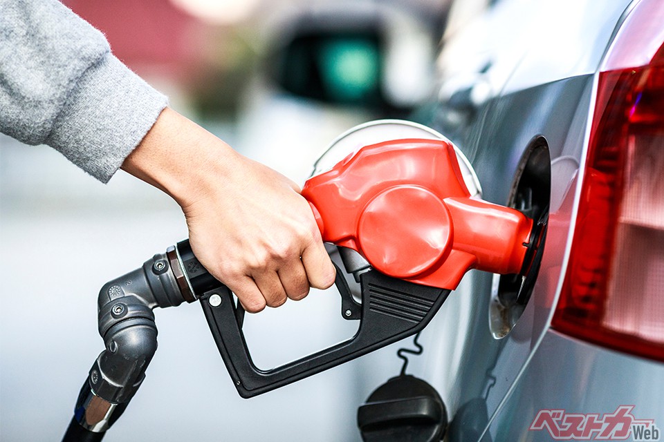 自動車重量税、燃料の価格に含まれるガソリン税などは、道路の建設や整備に充てる税金として生み出された（beeboys＠AdobeStock）