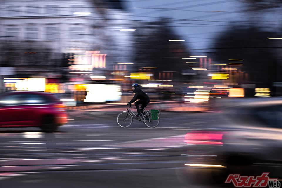自転車は「軽車両」なので、基本的に信号はクルマと同じものに従う。歩行者用で渡ると信号無視で違反となる（David.Sch＠AdobeStock）