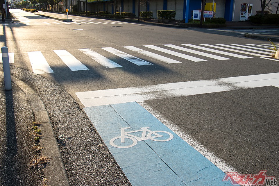 せっかくの専用レーンなので、自転車は積極的に利用したい。また、自転車以外が走行するのは通行区分違反となる(pepmint@AdobeStock)
