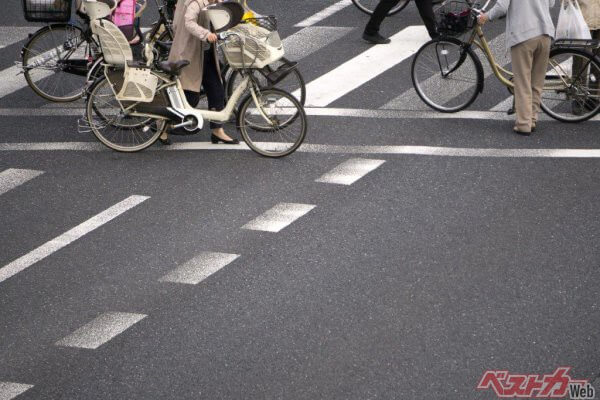 歩行者のいる横断歩道では自転車から降りて押す必要がある（xiaosan＠AdobeStock）