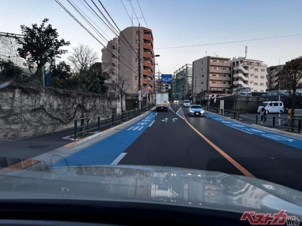 車道に設けられた青色の自転車通行帯。ここはバイクが通行すれば違反切符となる。最近では警察は自転車の違反取り締まりを厳罰化しているというが……