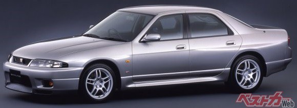スカイライン生誕40周年記念モデルとしてオーテックが製作した、4ドアタイプのR33型スカイラインGT-R（1998年）。販売期間はわずか1年弱、400台程度しか世に出回っていない希少車だ