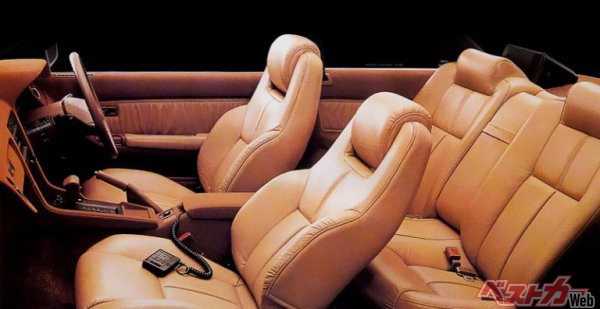 インテリアにはまるでソファのような形状。今こんな豪華なシートは輸入車の超高級車以外あまり見かけない