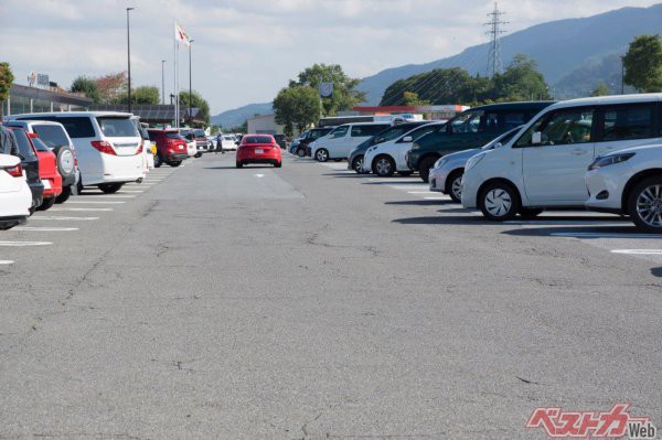大型の駐車場内では、カートが通路に出てきたり、子どもが飛び出してくるなど、予期せぬことが起きやすく注意が必要（ka-chan – stock.adobe.com）
