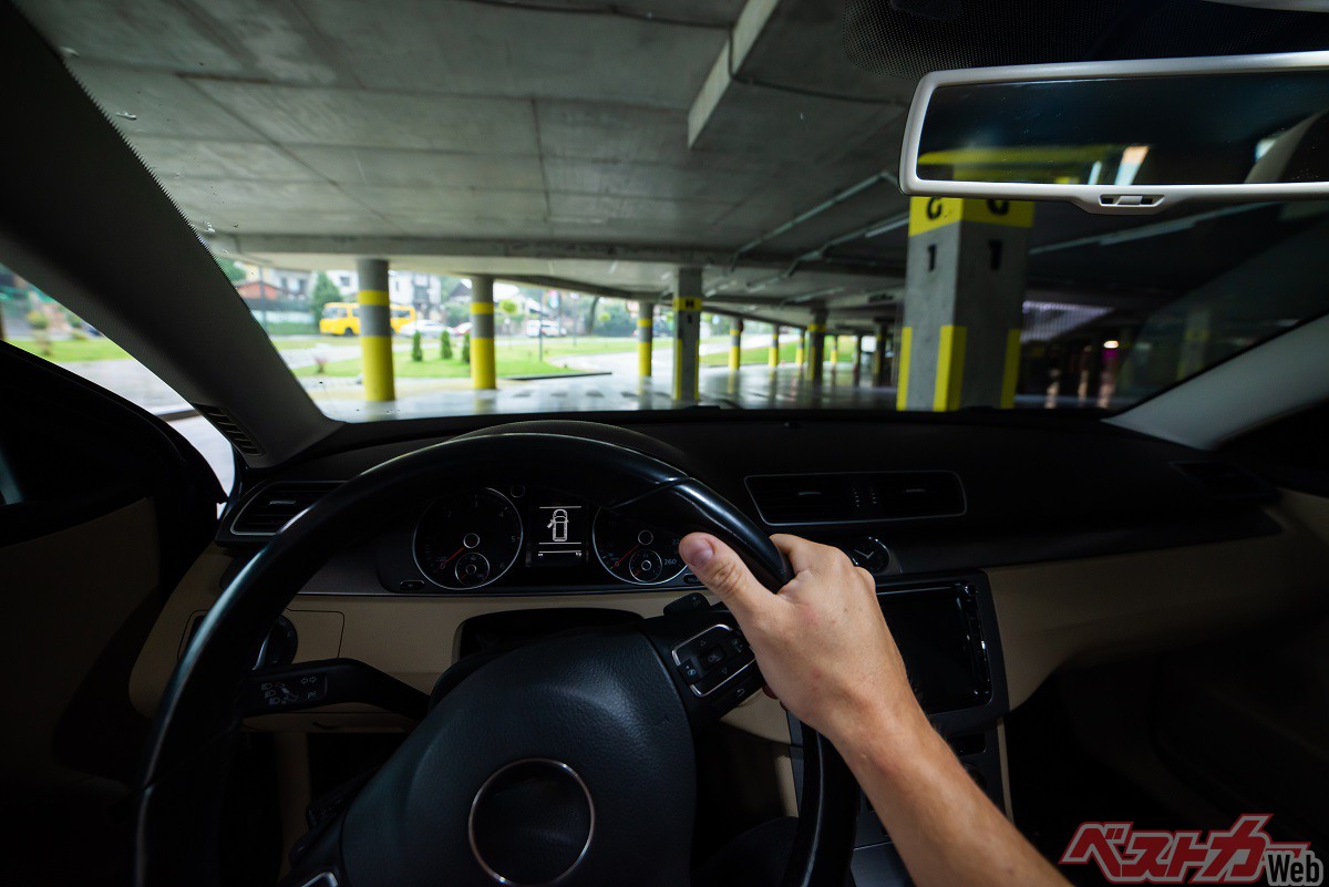 「ハザード」必要! 駐車場内の標識に法的効力なし? 知っておきたい豆知識