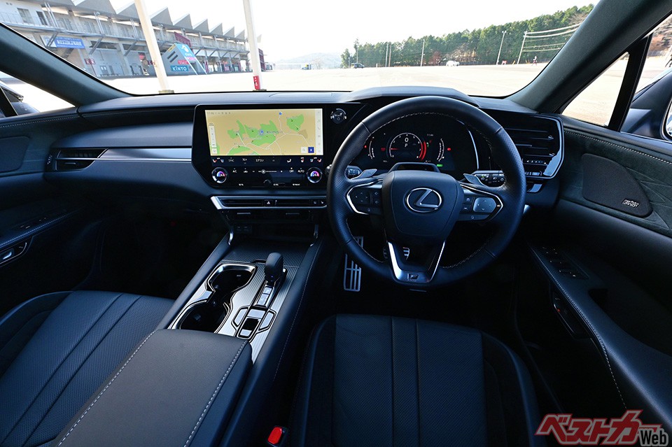 水平基調で広がりを感じさせるインパネは使いやすさと先進性を両立