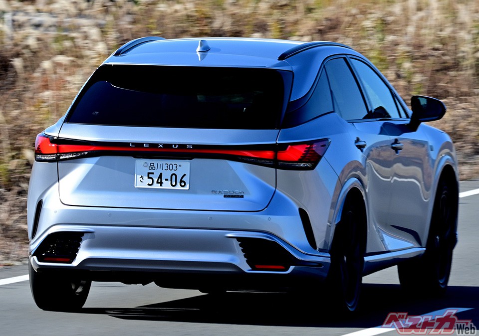 先代型から採用のルーフが浮いて見えるフローティングピラーも健在