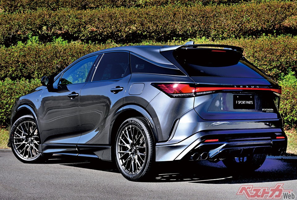 リアビュー。フィンによる整流効果でフロア全体の流速を高め、接地感と直進安定性を向上。スポーツマフラーとの同時装着必須