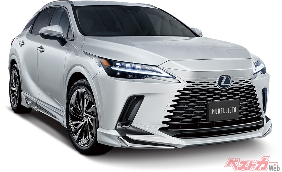 モデリスタパーツ装着車。フロントスポイラー・サイドスカート・リヤスカート・リヤインフレーティングシェルの4点で構成