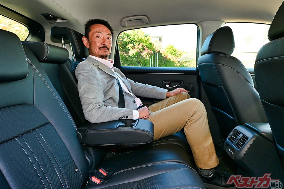 後席はやや座面が低く、膝が立った窮屈な姿勢となる印象