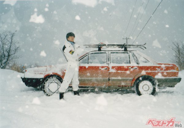 写真は高性能亀甲型金属製タイヤチェーンを巻いてスキーに出撃した1980年代の筆者（愛車は日産サンタナ）