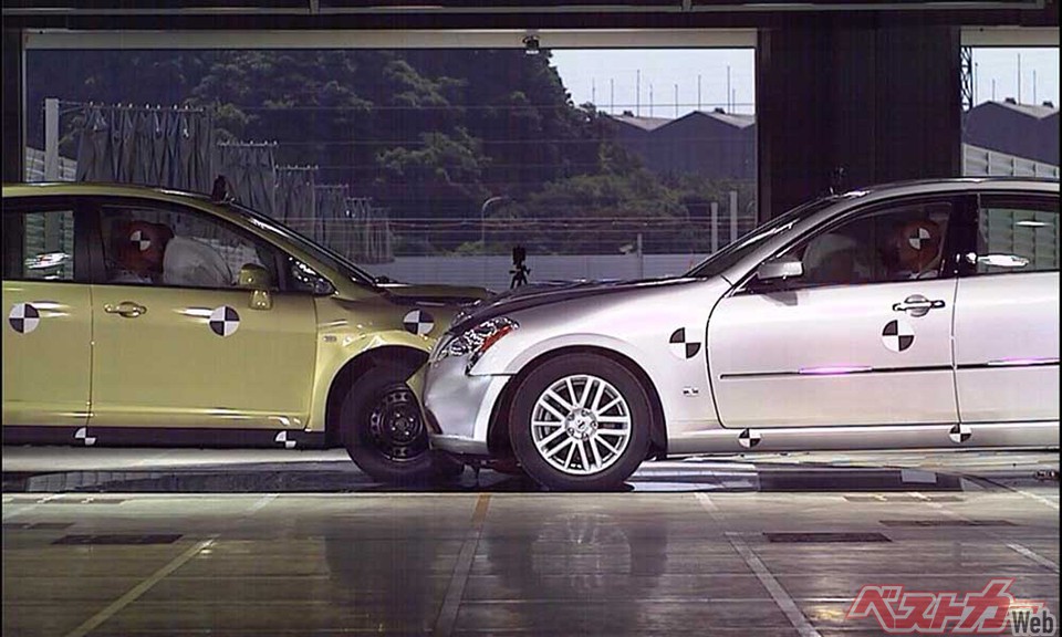 1990年代から顕著となった衝突安全ボディの進化は交通死亡事故の激減に大きく貢献