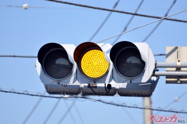 勘違いしやすいのは、黄色点灯。注意して進めではなく、原則は止まれ。ただし、停止線を越えていたり、停止線で安全に止まれないなど危険が伴う場合は、進むことができる。（PHOTO：写真AC_クッパ22）
