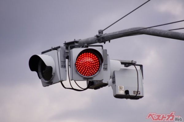 一灯式信号機は、一般的な信号機が設置できないような住宅街などの交差点に設置される1灯だけの赤色灯また黄色灯のどちらかが点滅する信号機（PHOTO：写真AC_なービー）