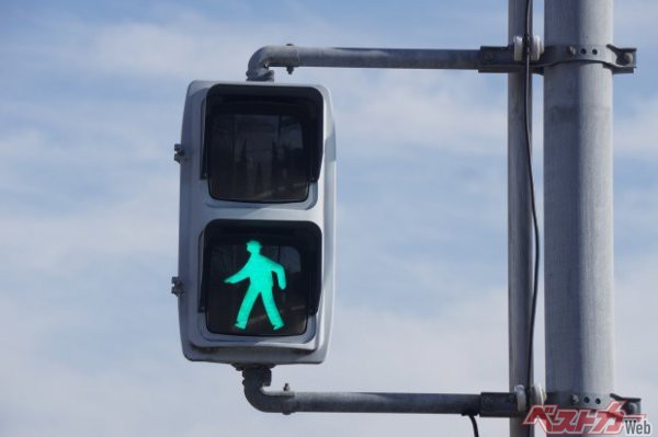 歩行者用信号の青色点滅は、「急いで渡れ」ではなく「止まれ」（PHOTO：写真AC_豆助屋）