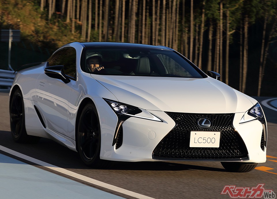 2017年にデビューしたレクサスLCは、現行型とあって中古車でも1000万円級とまだ高値
