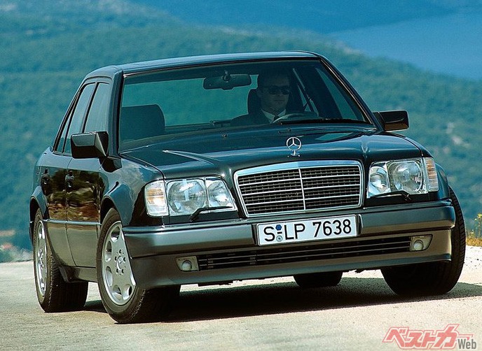 1991年に登場したW124型のベンツ500E。326ps/48.9kgmを発生する5L V8エンジンを搭載した(スペックはモデルイヤーによって異なる)