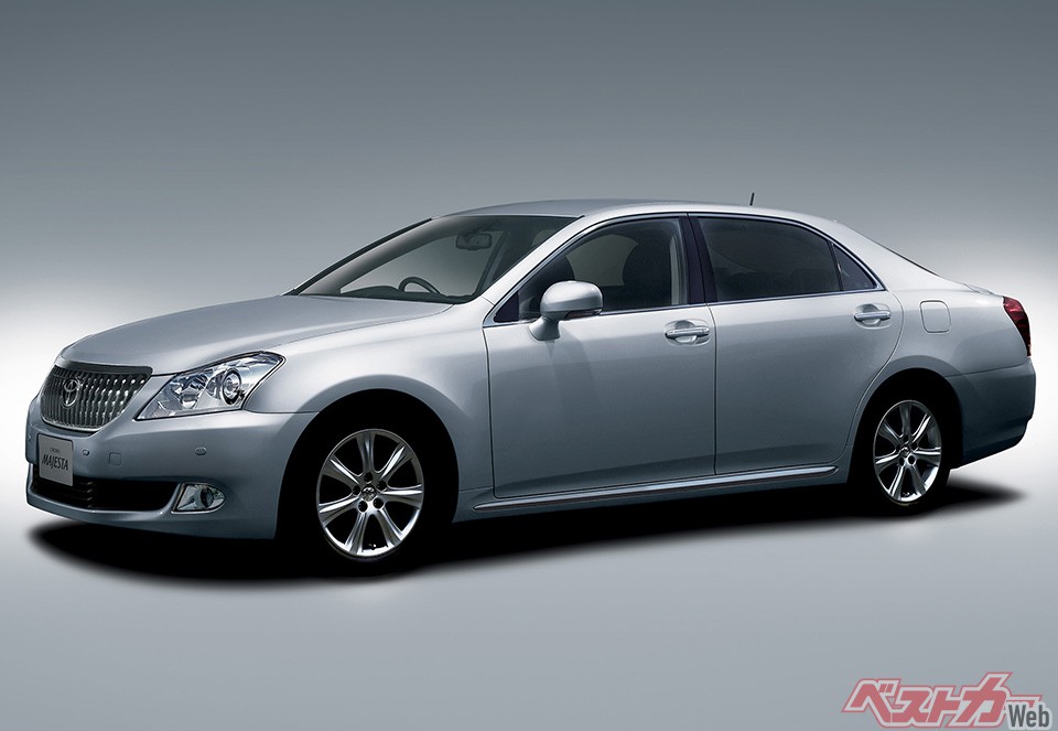 トヨタ クラウンマジェスタ(5代目2009年登場・4.6L・V8)。マジェスタでは最後のV8搭載車となった5代目