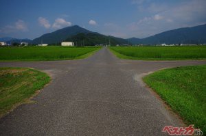 信号もないし「止まれ」の標識もない！　そんな交差点ではどっちのクルマが優先なの？