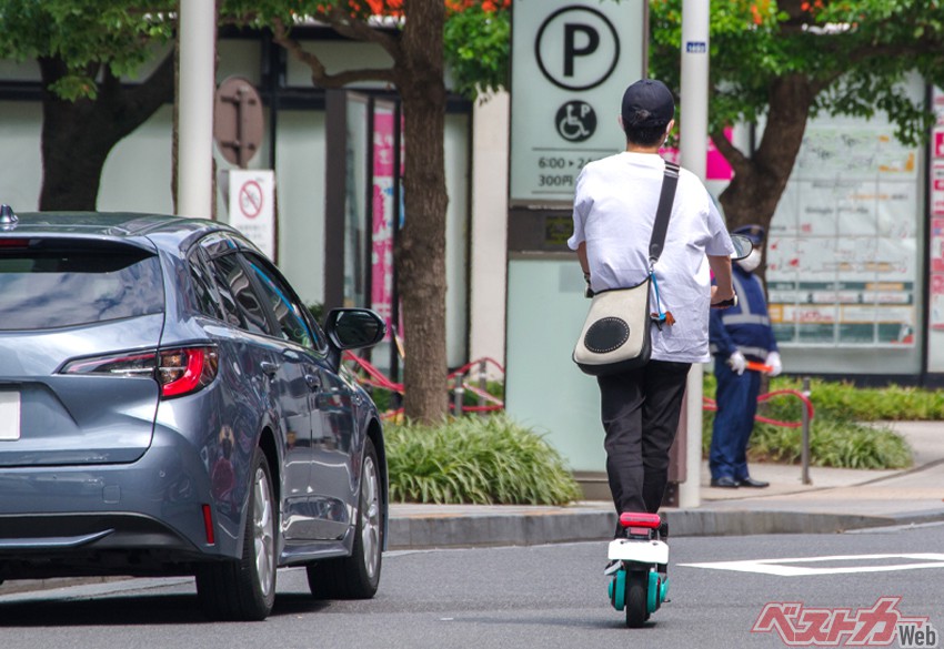 自転車すら野放しなのに……？　やっぱ電動キックボード危険すぎんか!!?