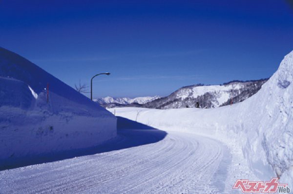 こういう圧雪路はオーラ4WDが最も得意とする路面。制動も不安なし